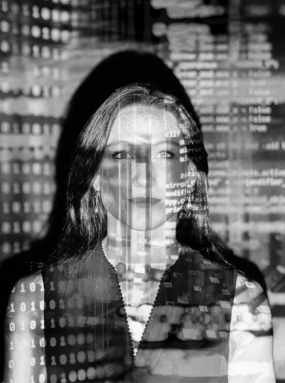 Eine Frau mit einer digitalen Projektion im Gesicht